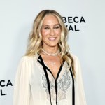 Sarah Jessica Parker zachwyca koronkową bluzką. Trend bieliźniany wraca latem 2026