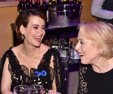 Sarah Paulson pozostaje w związku ze starszą o 32 lata aktorką Holland Taylor.

"Jeśli ktokolwiek chce marnować swój czas na nazywanie mnie dziwną tylko dlatego, że kocham najbardziej niesamowitą osobę na tej planecie, to jego problem" - Paulson przyznała w rozmowie z magazynem "Modern Luxury".

Mimo że aktorka nie przejmuje się już uwagami plotkarskich portali, przyznaje, że na początku związku z Taylor była bardziej sceptyczna. "Na początku, kiedy ludzie dowiedzieli się o mnie [i o Taylor], niektórzy mówili: 'Musisz być bardzo ostrożna, to może negatywnie wpłynąć na twoją karierę'" - Paulson przywoływała tamte czasy w rozmowie z "The Edit".