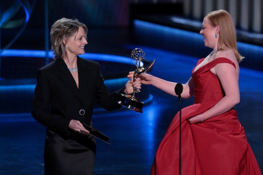 Sarah Snook (z prawej) otrzymuje nagrodę Emmy /allison dinner /PAP/EPA