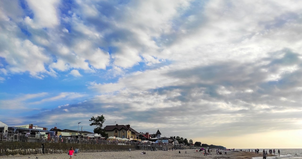 Sarbinowo zachwyca bliskim położeniem względem morza. Piękna plaża oraz promenada pozwalają spacerować i podziwiać Bałtyk, co szczególnie uwielbiają seniorzy. /East News
