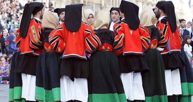 Sardyńczycy w ludowych strojach. Fot. Franco Origlia /Getty Images/Flash Press Media