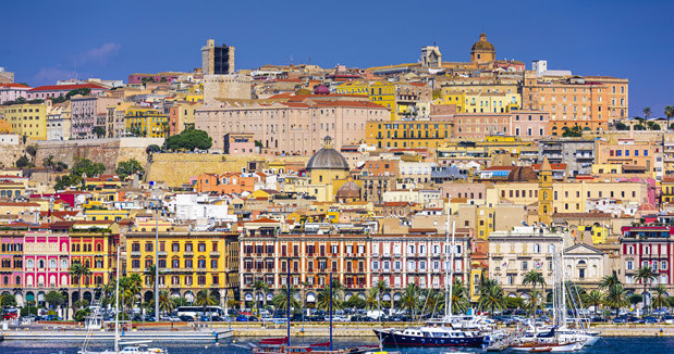 Sardynia to popularna, włoska wyspa, położona na Morzu Śródziemnym. Wracając z wakacji, pamiętajmy o ostrożnym doborze pamiątek. Inaczej narazimy się na przykre konsekwencje. /123RF/PICSEL