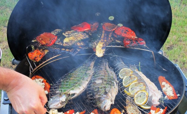 Sardynki, halloumi i black pudding, czyli co inne narody wrzucają na grilla