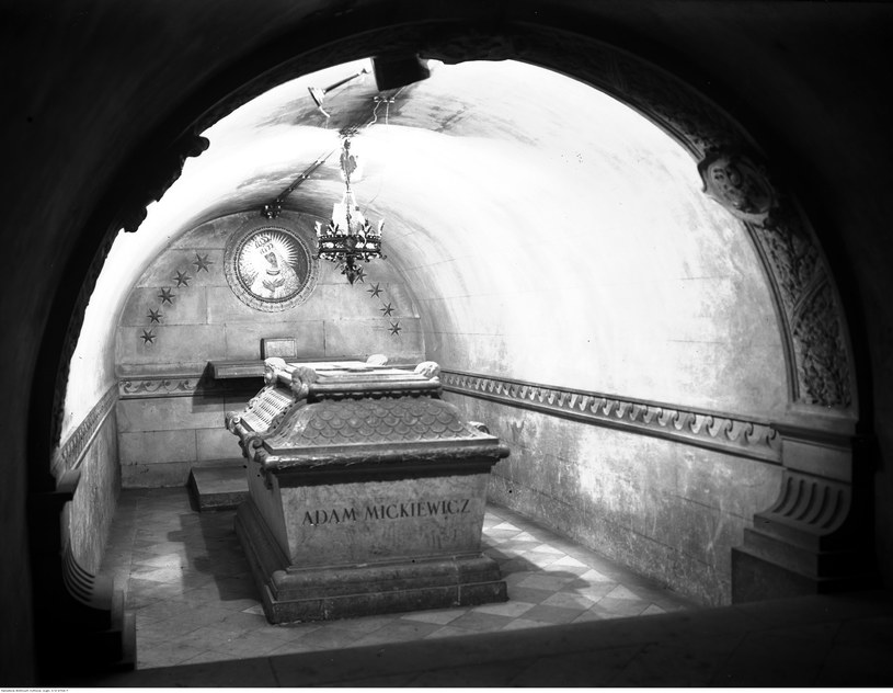 Sarkofag Adama Mickiewicza w krypcie Wieszczów Narodowych na Wawelu /Z archiwum Narodowego Archiwum Cyfrowego
