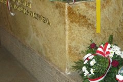 Sarkofag Lecha i Marii Kaczyńskich w krypcie pod Wieżą Srebrnych Dzwonów na Wawelu w Krakowie