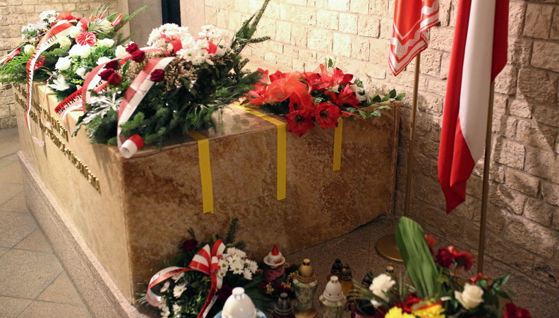 Sarkofag Lecha i Marii Kaczyńskich w krypcie pod Wieżą Srebrnych Dzwonów na Wawelu w Krakowie /Stanisław Rozpędzik /PAP