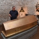 Sarkofag marszałka Piłsudskiego po konserwacji wrócił na Wawel