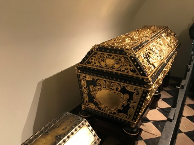 Sarkofagi zostały wykonane w XVII wieku w warsztacie królewskiego złotnika. /Marek Wiosło /RMF FM