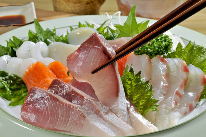 Sashimi jemy wyłącznie pałeczkami /123RF/PICSEL
