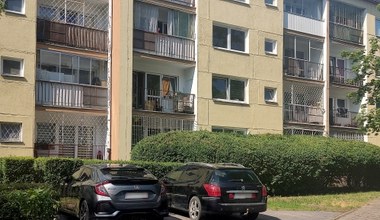 ​Sąsiad nagminnie parkuje auto pod twoim oknem? Sprawdź, czy Policja może dać mu mandat