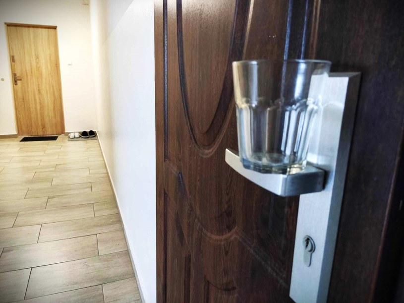 Sąsiad stawia szklankę na klamce? Poznasz powód, też zaczniesz