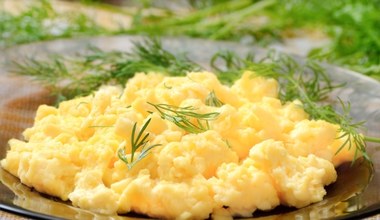 Sąsiadka zdradziła mi swój przepis na idealną jajecznicę. Już nigdy nie zrobię innej