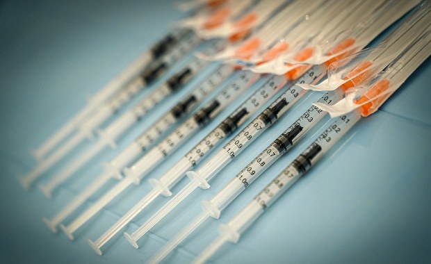 Sasin: Linia do rozlewania szczepionek w Polfie będzie gotowa na jesieni