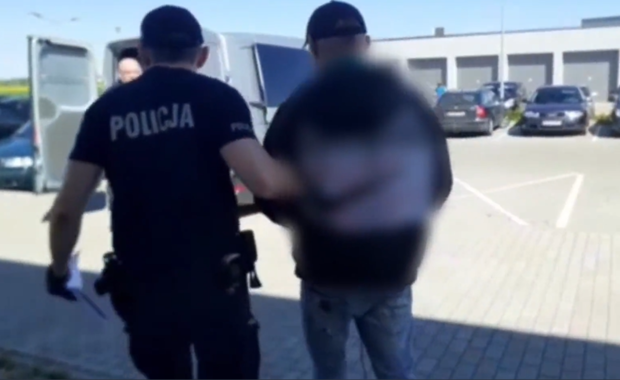 Saszetka wzbudziła podejrzenia. Policjanci odzyskali pieniądze, zanim właściciel zorientował się, że je stracił