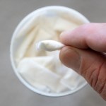 Saszetka z nikotyną czy tradycyjny papieros – co bardziej szkodzi? Opinia toksykologa