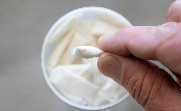 Saszetka z nikotyną czy tradycyjny papieros – co bardziej szkodzi? Opinia toksykologa