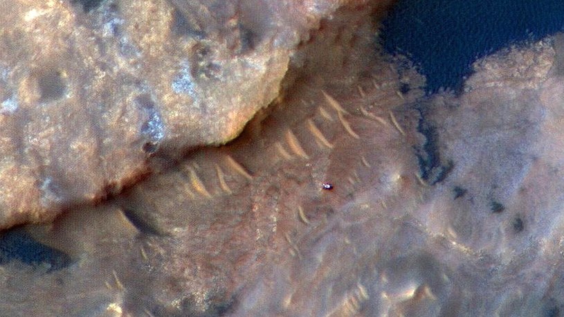 Satelita NASA wykrył na Marsie i uwiecznił na zdjęciu robota Curiosity /Geekweek