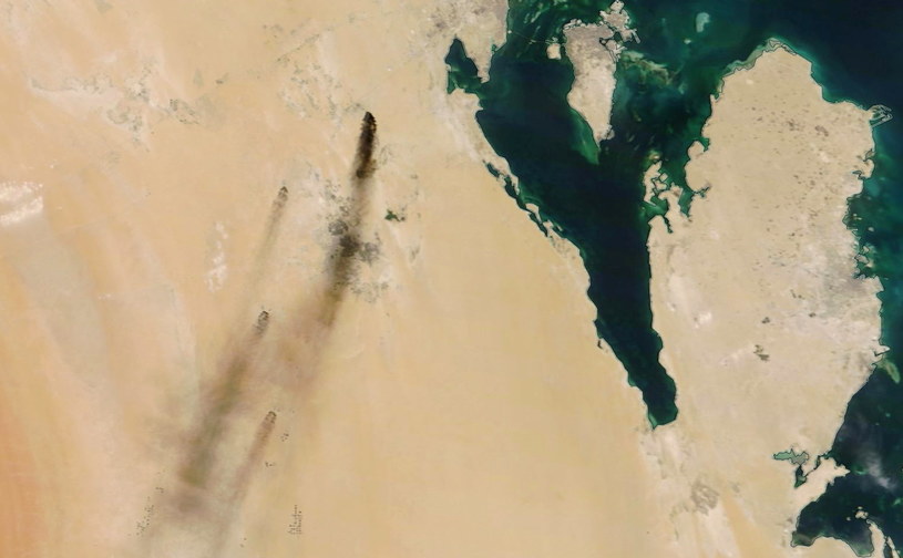 Satelitarne zdjęcie pokazujące płonące szyby naftowe we wschodniej Arabii Saudyjskiej /NASA HANDOUT /PAP/EPA
