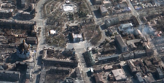 Satelitarne zdjęcie zbombardowanego przez Rosjan teatru w ukraińskim Mariupolu /MAXAR TECHNOLOGIES HANDOUT /PAP/EPA