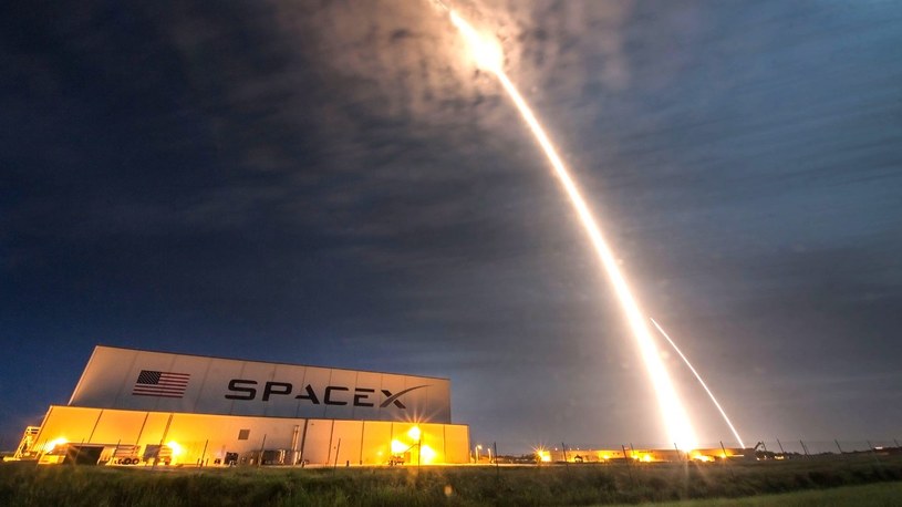 Satelity StarLink od SpaceX stworzyły niezwykły spektakl na nocnym niebie (film) /Geekweek