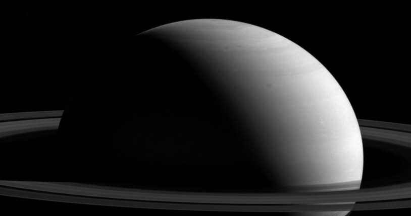 Saturn i Tetyda w obiektywie sondy Cassini /NASA