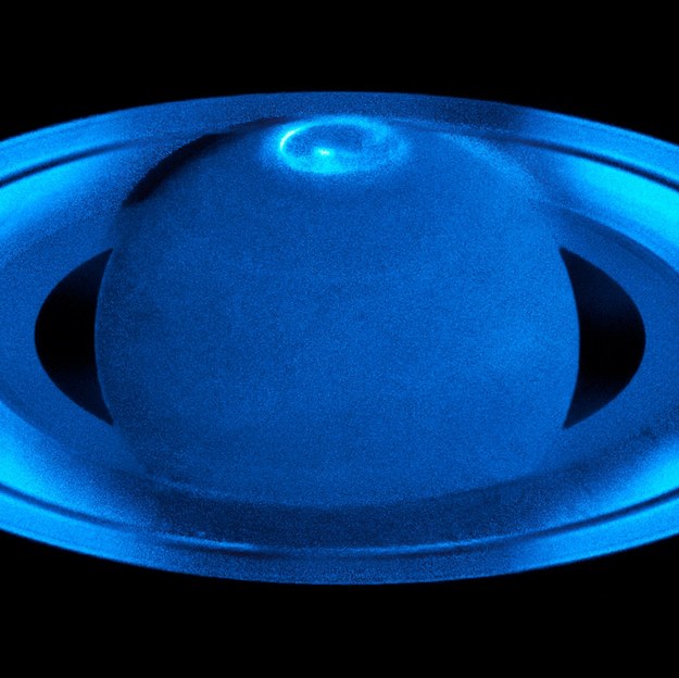 Saturn obserwowany przez teleskop Hubble'a w promieniowaniu ultrafioletowym /ESA/Hubble, NASA & L. Lamy (Observatoire de Paris) /Materiały prasowe