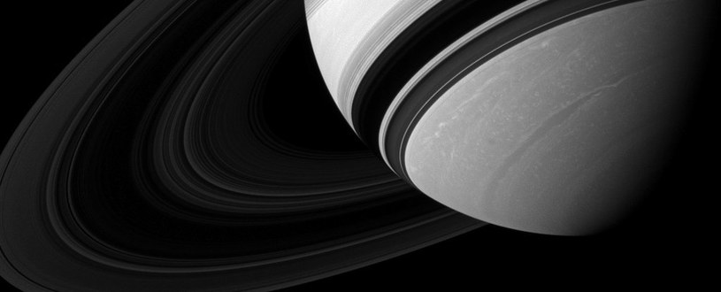 Saturn odkrywa przed nami kolejne niespodzianki /NASA