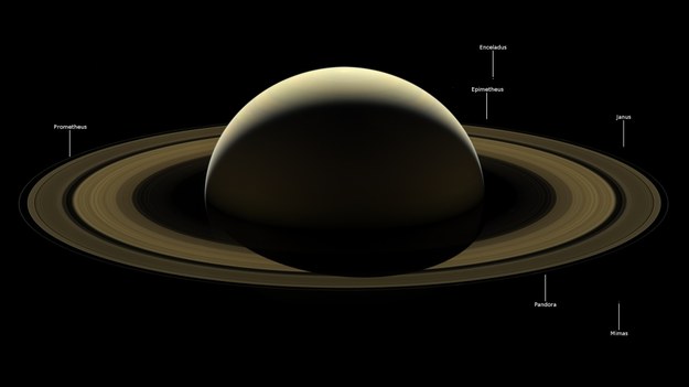 Saturn z oznaczonymi ksieżycami /NASA/JPL-Caltech/Space Science Institute /Materiały prasowe