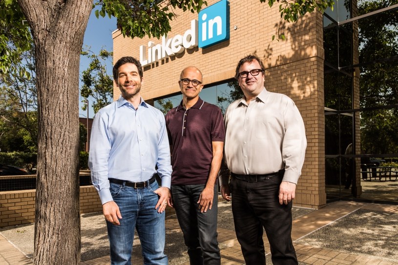 Satya Nadella, szef Microsortu (w środku) i jego dwóch nowych partrnerów biznesowych z LinkedIn - obok niego stoją  Jeff Weiner i Reid Hoffman /materiały prasowe