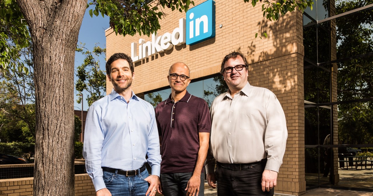 Satya Nadella, szef Microsortu (w środku) i jego dwóch nowych partrnerów biznesowych z LinkedIn - obok niego stoją  Jeff Weiner i Reid Hoffman /materiały prasowe