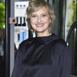 ramówka Polsatu Satynowa bluzka doda elegancji każdej stylizacji. Idealna dla 50-latek. Tak nosi Izabela Kuna