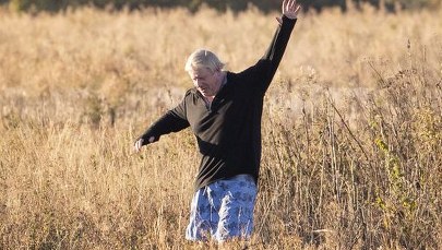 Satyra w krótkich spodenkach