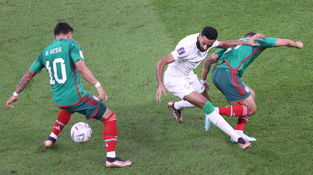 Saudyjczyk Ali Alhassan (C) podczas walki o piłkę z Meksykaninem Alexisem Vegą (L) /ALI HAIDER   /PAP/EPA