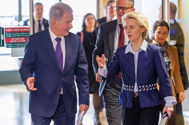 Sauli Niinisto i Ursula von der Leyen /OLIVIER MATTHYS    /PAP/EPA