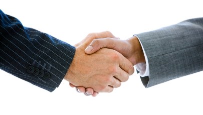 Savoir-vivre: Kto komu podaje rękę jako pierwszy?