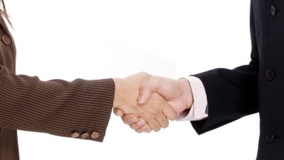 ​Savoir-vivre: Mężczyzna wita się z kobietą