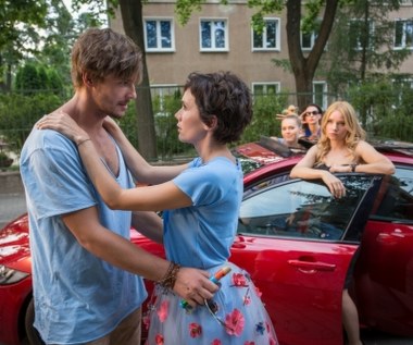 Sawa (Olga Bołądź) wkrótce wychodzi za mąż za Jurka (Mikołaj Roznerski), o którym jej przyjaciółki mówią: „facet marzeń z wmontowanym genem idealnego męża i ojca”. Jednak Sawę zaczynają ogarniać coraz większe wątpliwości, czy to właśnie Jurek jest tym jednym, jedynym… Zwłaszcza, że na horyzoncie pojawił się przystojny aktor – Krzysztof (Michał Czernecki). 