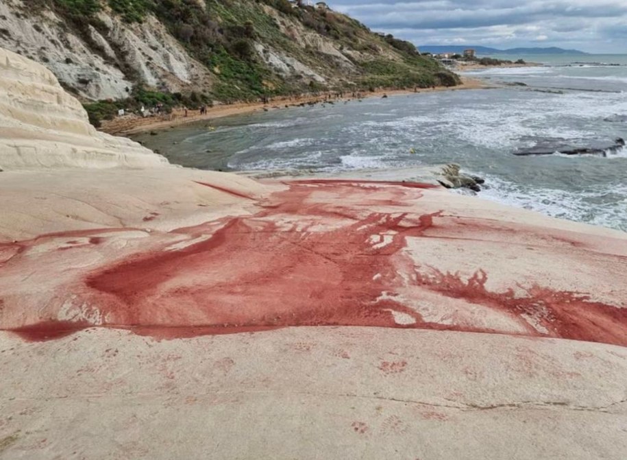 Scala dei Turchi zniszczone zabarwioną na czerwono wodą /CONCETTA RIZZO /PAP/EPA