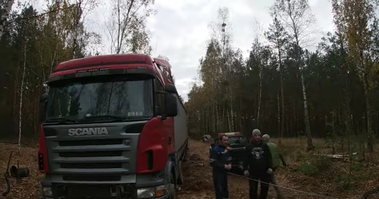 Scania zakopała się "po ramę". Tak wygląda droga powiatowa w warmińsko-mazurskim / fot: youtube/AGROSAW RÓG /Informacja prasowa