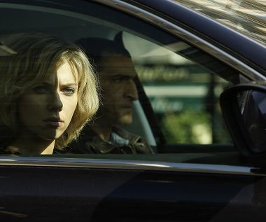 Scarlett Johansson i Amr Wakedw scenie z filmu "Lucy"