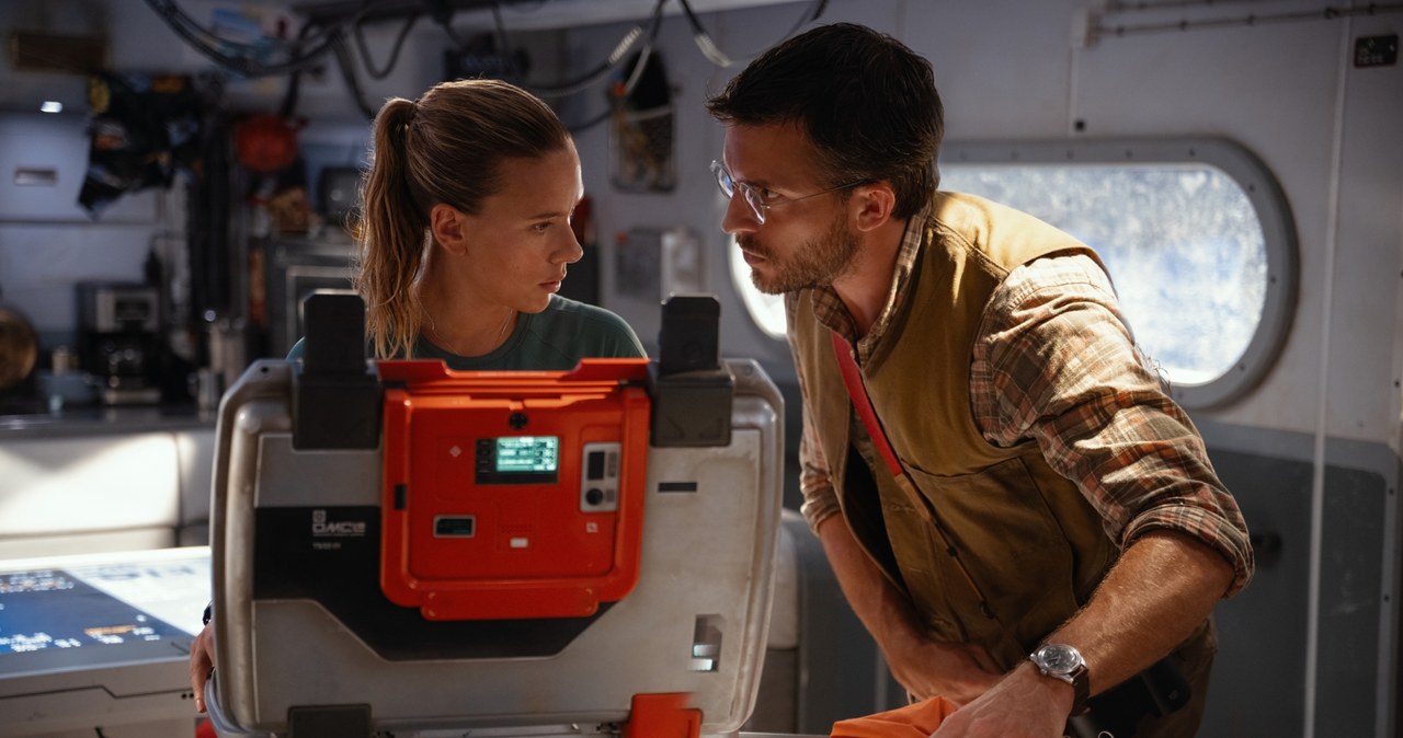 Scarlett Johansson i Jonathan Bailey w filmie "Jurassic World: Odrodzenie" /UIP /materiały prasowe