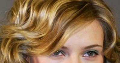 Scarlett Johansson ma także "świetlaną cerę" /AFP