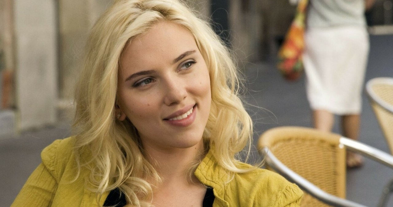 Scarlett Johansson w filmie "Vicky Cristina Barcelona" /Weinstein Company/Courtesy Everett Collection /East News