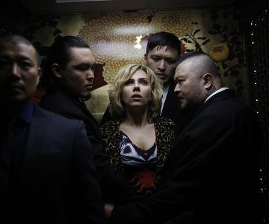Scarlett Johansson w scenie z filmu "Lucy"