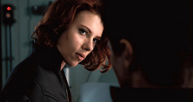 Scarlett Johansson w scenie z filmu "The Avengers" /materiały prasowe