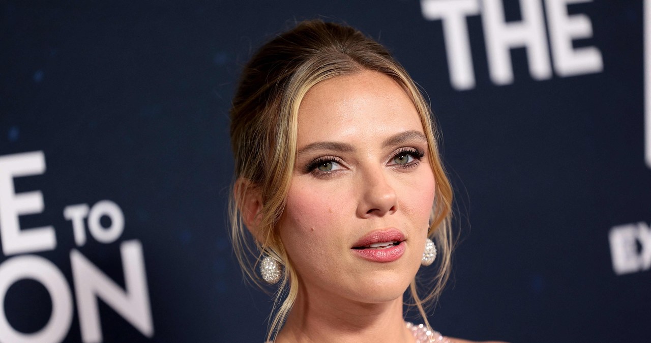 Scarlett Johansson zaprezentowała się w wyjątkowej kreacji. Może to być idealna sukienka na wesele. /East News