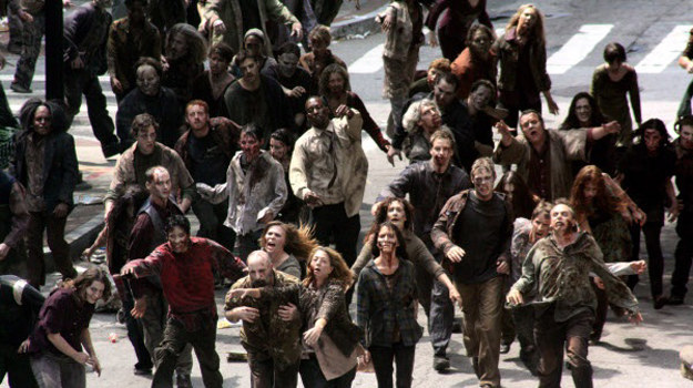 Scena z serialu "The Walking Dead" /materiały prasowe