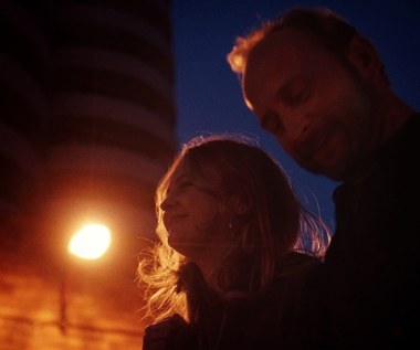 Scenariusz autorstwa Katarzyny Sarnowskiej ( "Wszystkie nasze strachy", "Chemia") to wypełniona emocjami i humorem opowieść o młodej 17-letniej dziewczynie, która konfrontując się z trudnym tematem życiowym wkracza do świata ojca, z którym nie utrzymuje kontaktów. To zderzenie dwóch pokoleniowych światów daje możliwość próby porozumienia, poznania się na nowo i odbudowania nadszarpniętej relacji.