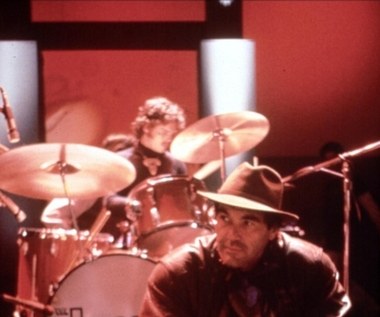 Scenariusz filmu, opartego na autobiograficznych przeżyciach z czasu wojny w Wietnamie, Stone (na zdjęciu) zaczął pisać na początku lat 70. Reżyser chciał, żeby jedną z głównych ról, która ostatecznie trafiła do Charliego Sheena, zagrał wokalista The Doors Jim Morrison. Kiedy piosenkarz został znaleziony martwy w wannie swego paryskiego mieszkania, obok niego leżał scenariusz Stone'a. Nigdy nie dowiemy się, czy gdyby Morrison dożył do lat 80., zagrałby w "Plutonie", jednak Stone wrócił do wokalisty The Doors w 1992 roku, kręcąc biograficzny film o Morrisonie.