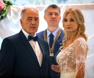 "Scenarzyści lubią dopisywać granym przez nas bohaterom akcje, które ni stąd, ni zowąd w zaskakujący sposób na nas spadają. Na weselu Karola dochodzi do bójki, a Ewa, jak każda kobieta w takiej sytuacji, nie jest zachwycona z zakończenia wesela" - mówi Karol Strasburger. 